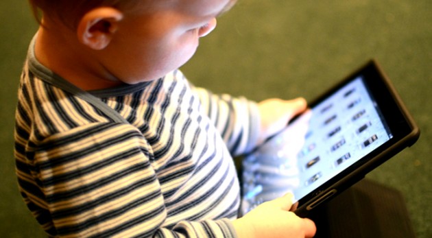 Baby-with-iPad-4