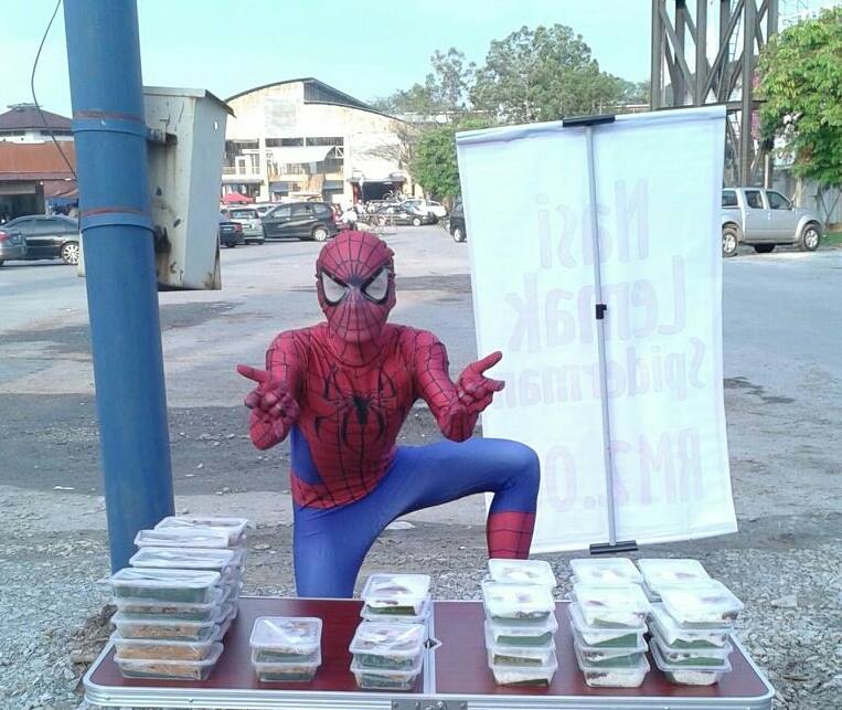 Meet Encik Spiderman… Peniaga Nasi Lemak Paling Peramah Abad Ini! #2kerja
