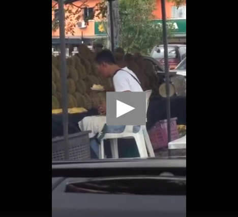 [VIDEO] Viral Ludah Durian, Ramai Sokong Peniaga Ini Sebenarnya Tak Salah. Cuma Tiup?