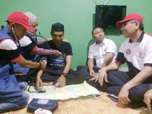 DUNGUN 8 JANAUARY 2017. Muhammad Ramadhan Alias, 20 mendapat peperiksaan doktor di rumahnya di Kampung Beril Paka.STR/ASLINA ABU BAKAR.