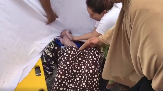 [VIDEO] Bersalin Atas Jalan Raya Selepas Kemalangan Motor, Akak ‘Bidan Terjun’ Dipuji Netizen