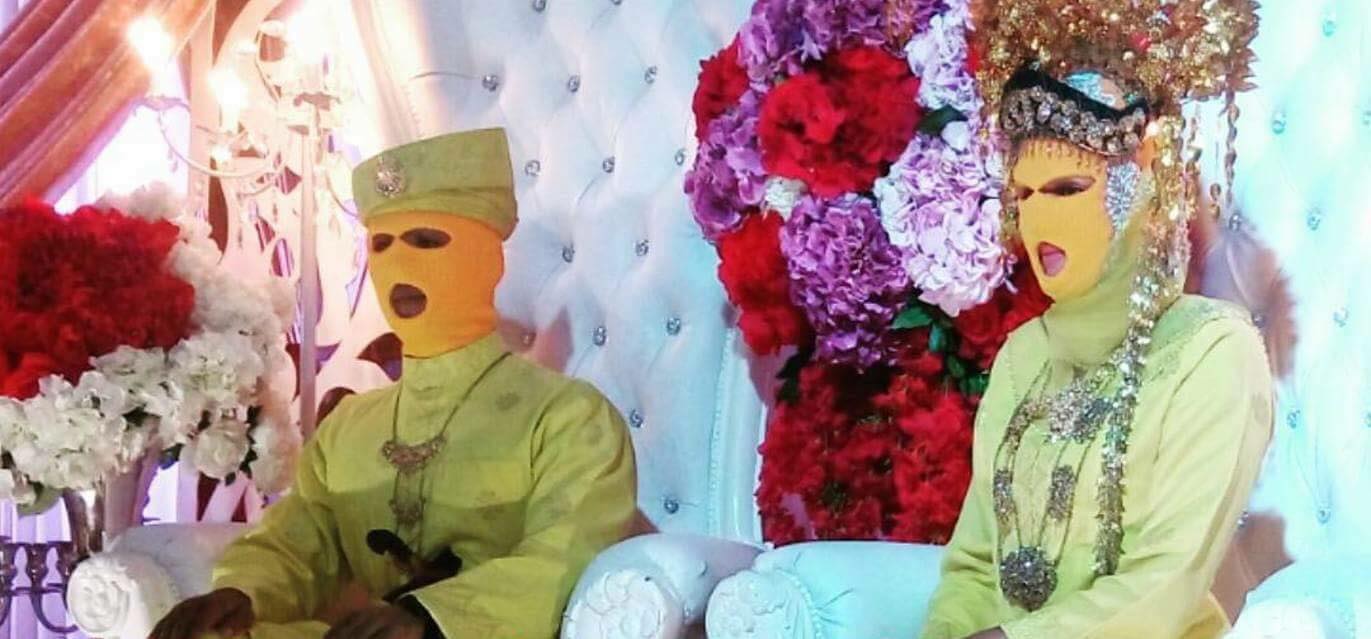 [FOTO] Baru Siap Mesin Rumput – Fesyen Unik Pengantin Ini 