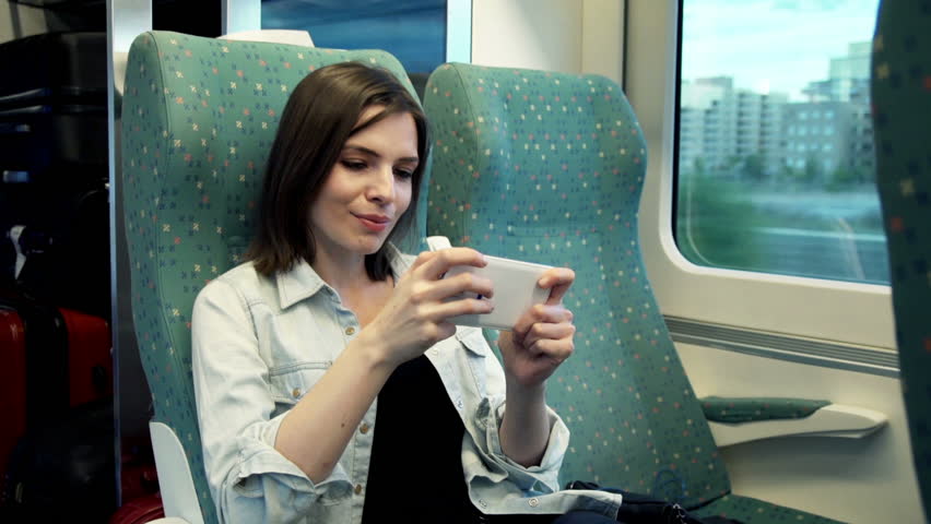 Bosan Dalam Tren? Ini 5 Perkara Korang Boleh Buat Dengan Smartphone Kat Tangan. Confirm Terhibur!