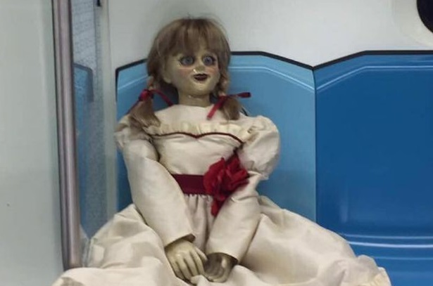 Gempar Bila Annabelle ‘Jaga’ Stesen MRT! Siapa Punya Anak Patung Ini?