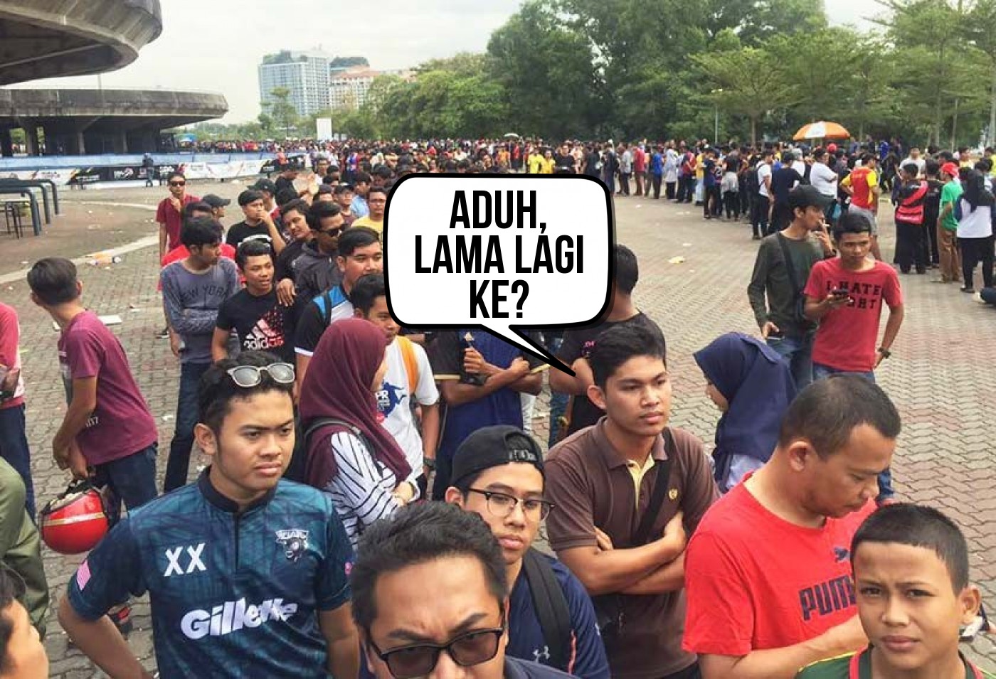 Percaya Atau Tidak, Orang Malaysia Sanggup Beratur Panjang Demi 5 Perkara Ini! Gilalaaa…
