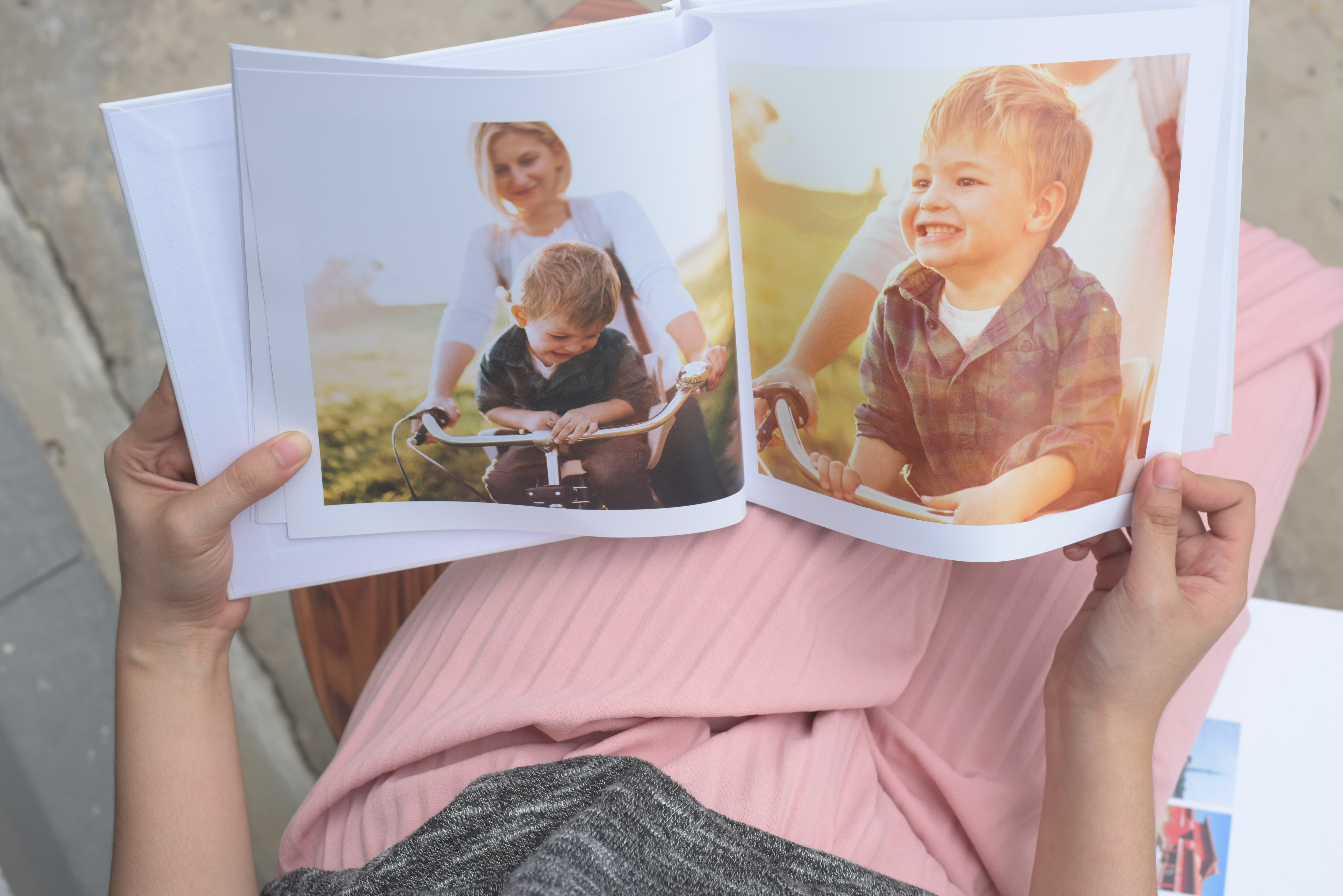 Фотобук. Фотокниги на торт. Семья разглядывает фотоальбом. Рисование для Photobook. Семья с фотокнигой.