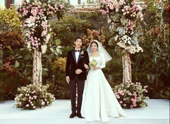 [FOTO] ‘Pasangan Serasi!’ – Perkahwinan Joong Ki & Hye Kyo Tarik Perhatian Netizen. Cantiknya!