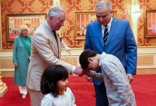 Foto Raja Kechil Besar Perak Raja Azlan Muzaffar Shah Salam Cium Tangan Ini Dapat Pujian Netizen