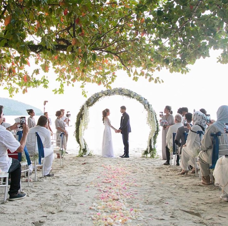 [FOTO] Resepsi Kahwin Juliana Evans Bertema Beach Wedding. Ringkas Tapi Magical!