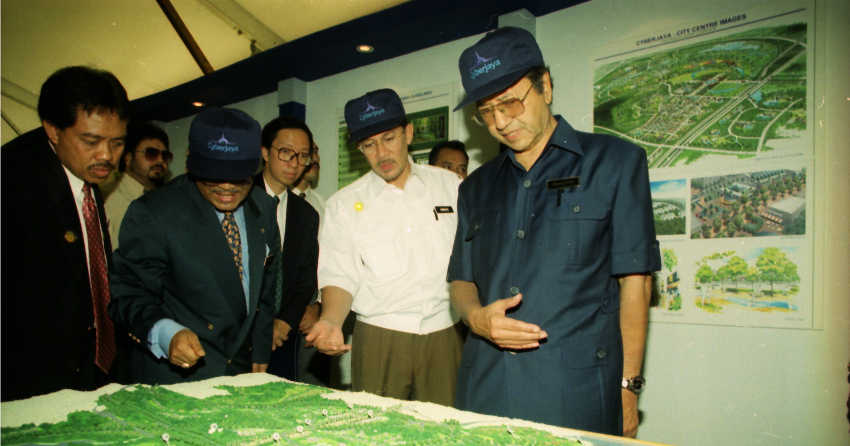 Gambar Rare Cyberjaya 21 Tahun Lalu, Sebuah Bandar Yang Diinspirasikan Oleh Tun Mahathir.
