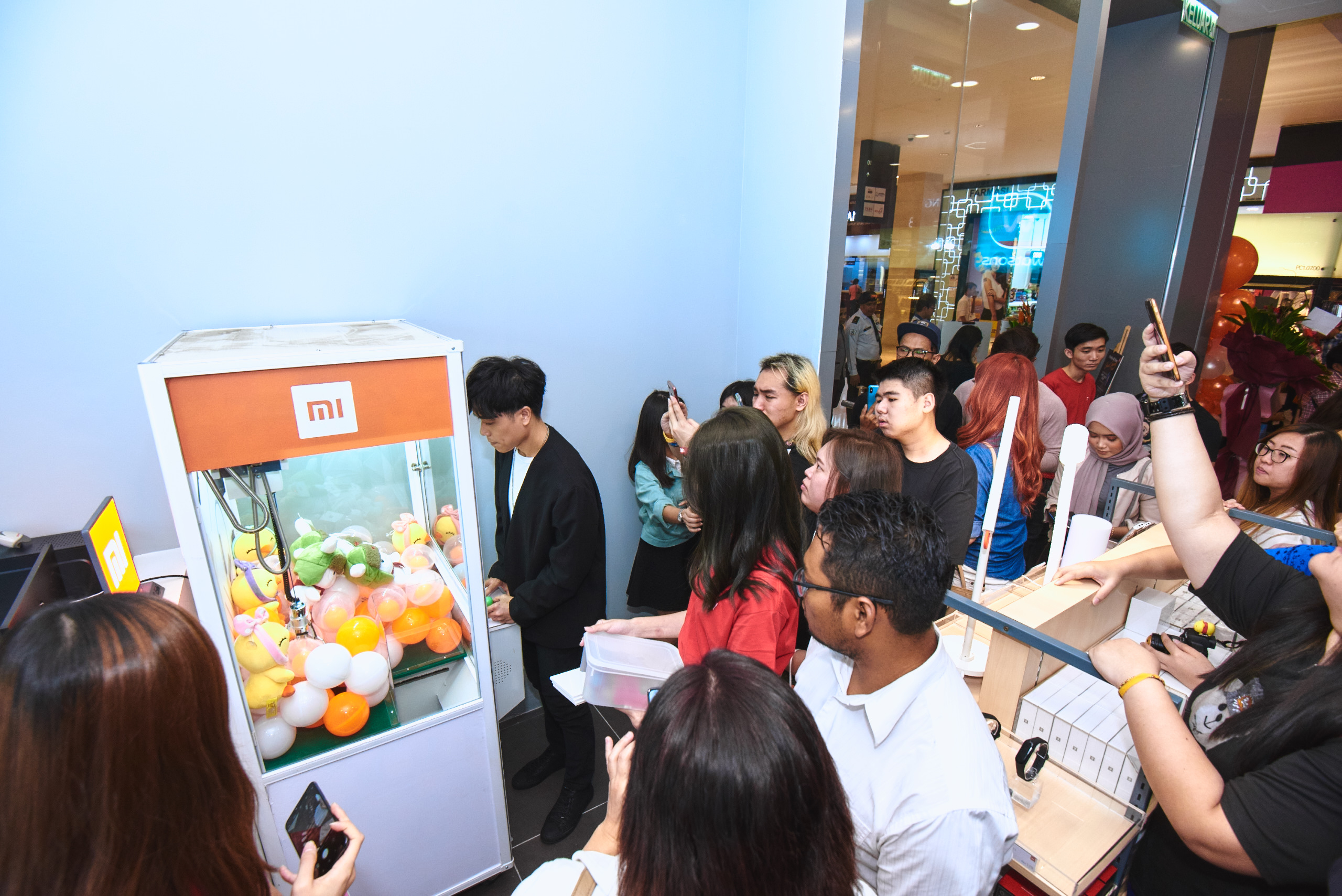 Xiaomi Buka Mi Store Pavilion Kl And Lancar 2 Smartphone Baru 8129