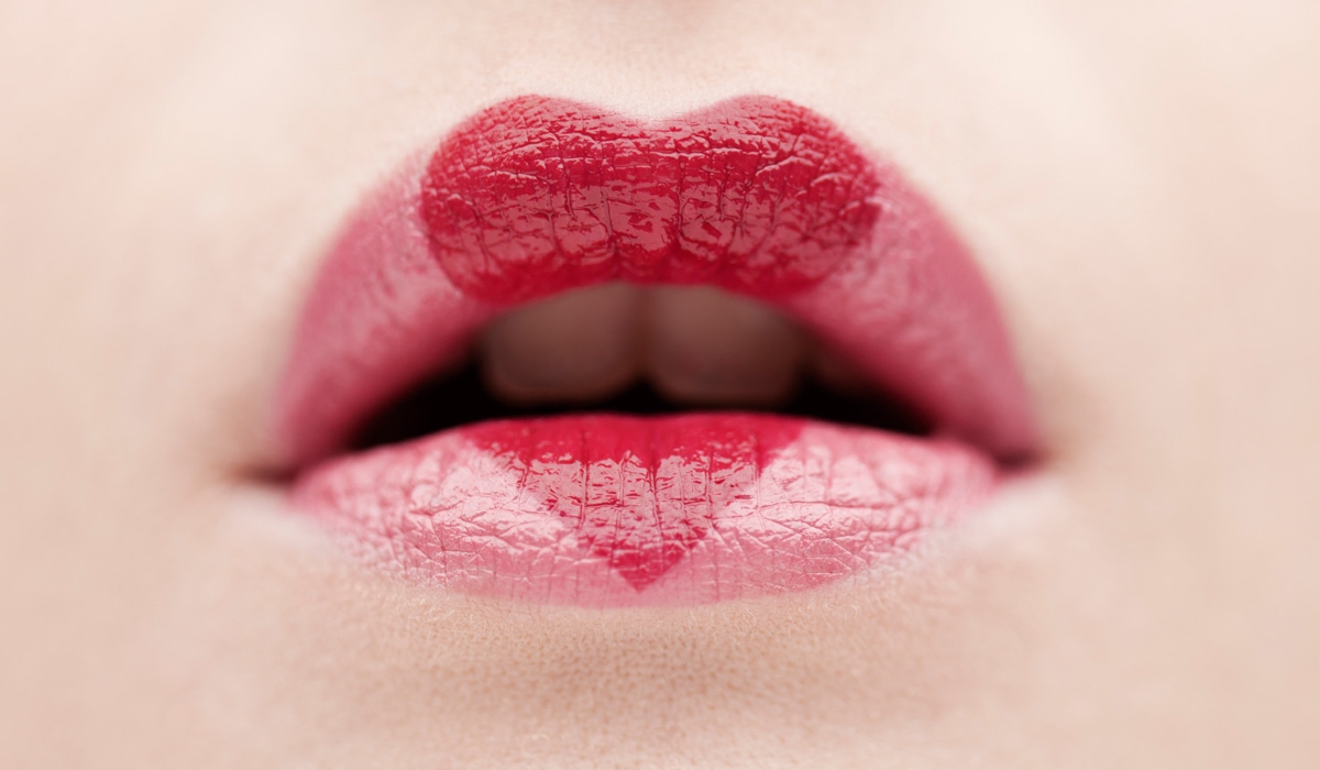 Lupakan Gincu! Campuran Bahan-Bahan Mudah Ni Boleh Menjadikan Bibir Korang Merah Berseri Dalam Masa Seminggu!