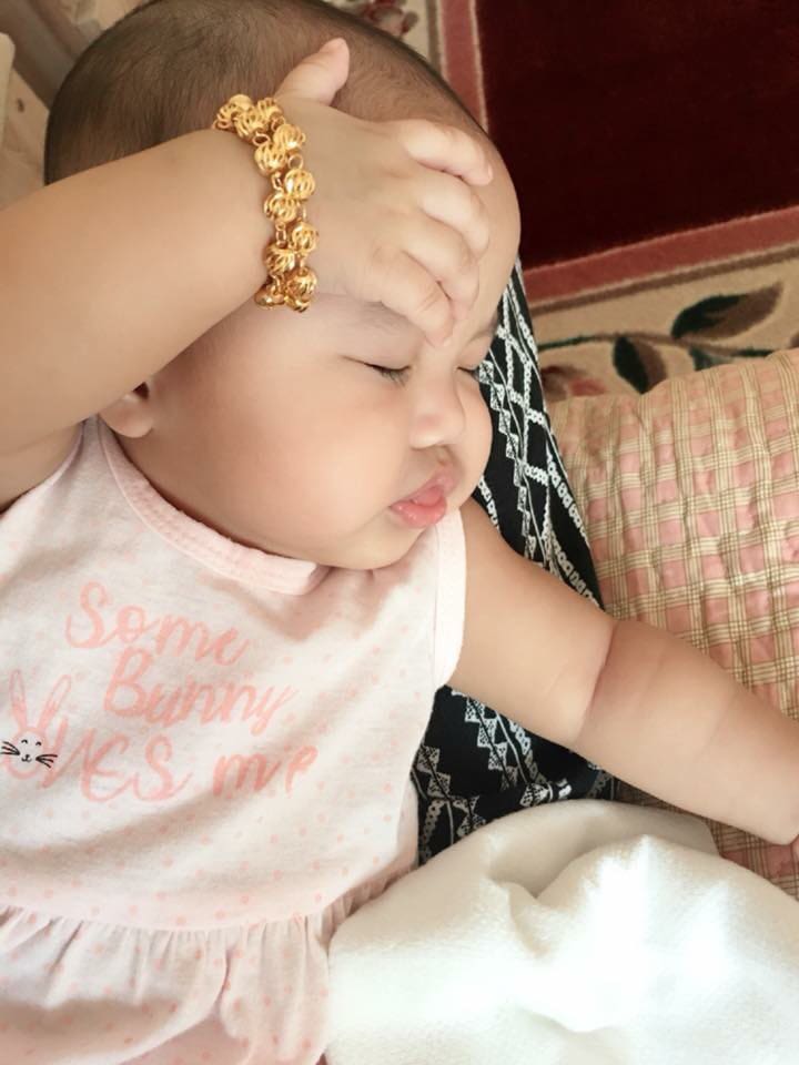 Pakai gelang emas pergelangan tangan bayi  mengecil