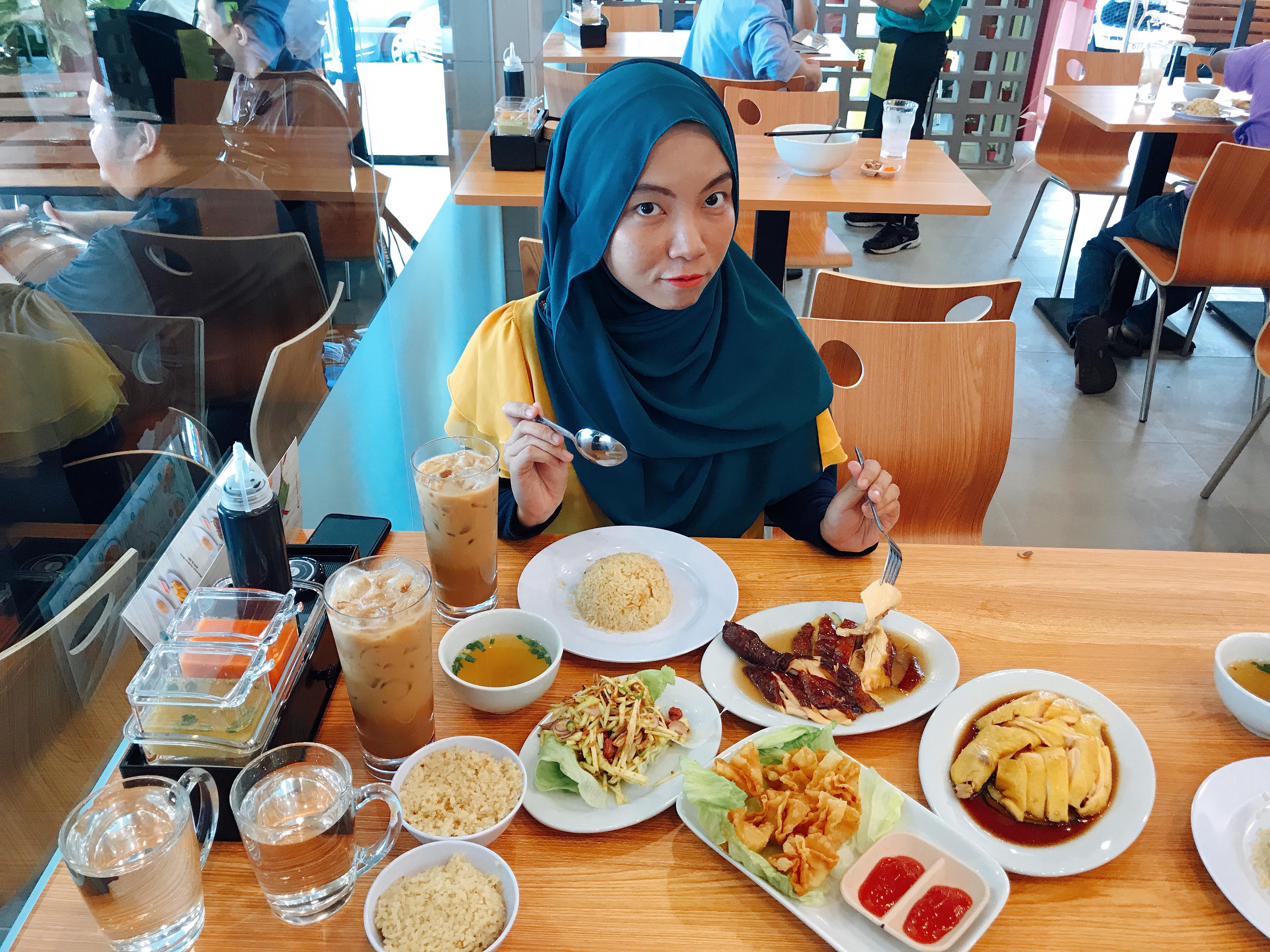 perempuan tengah makan di restoran Nasi Ayam Hailam, PJ New Town