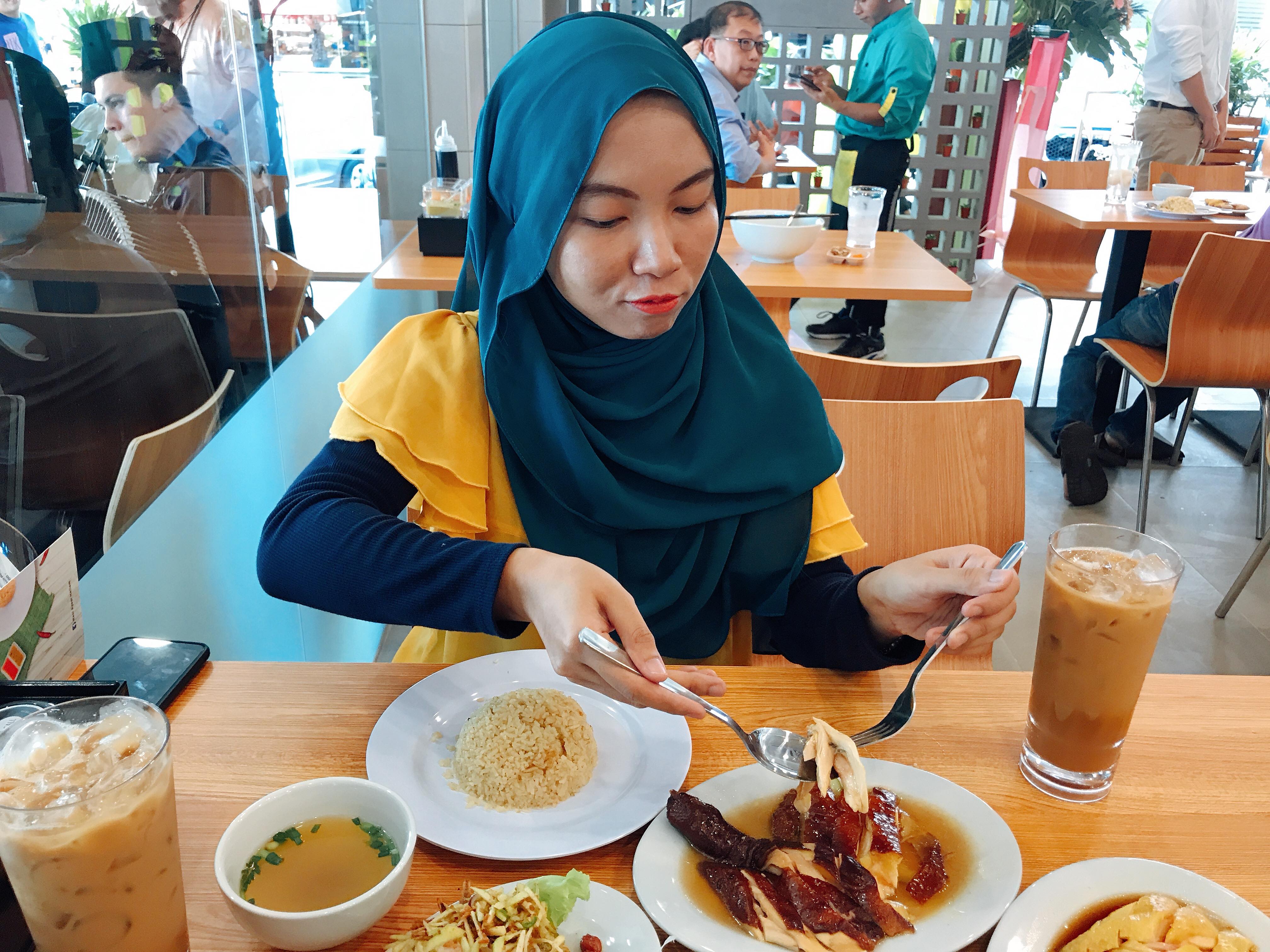perempuan tengah makan di restoran Nasi Ayam Hailam, PJ New Town