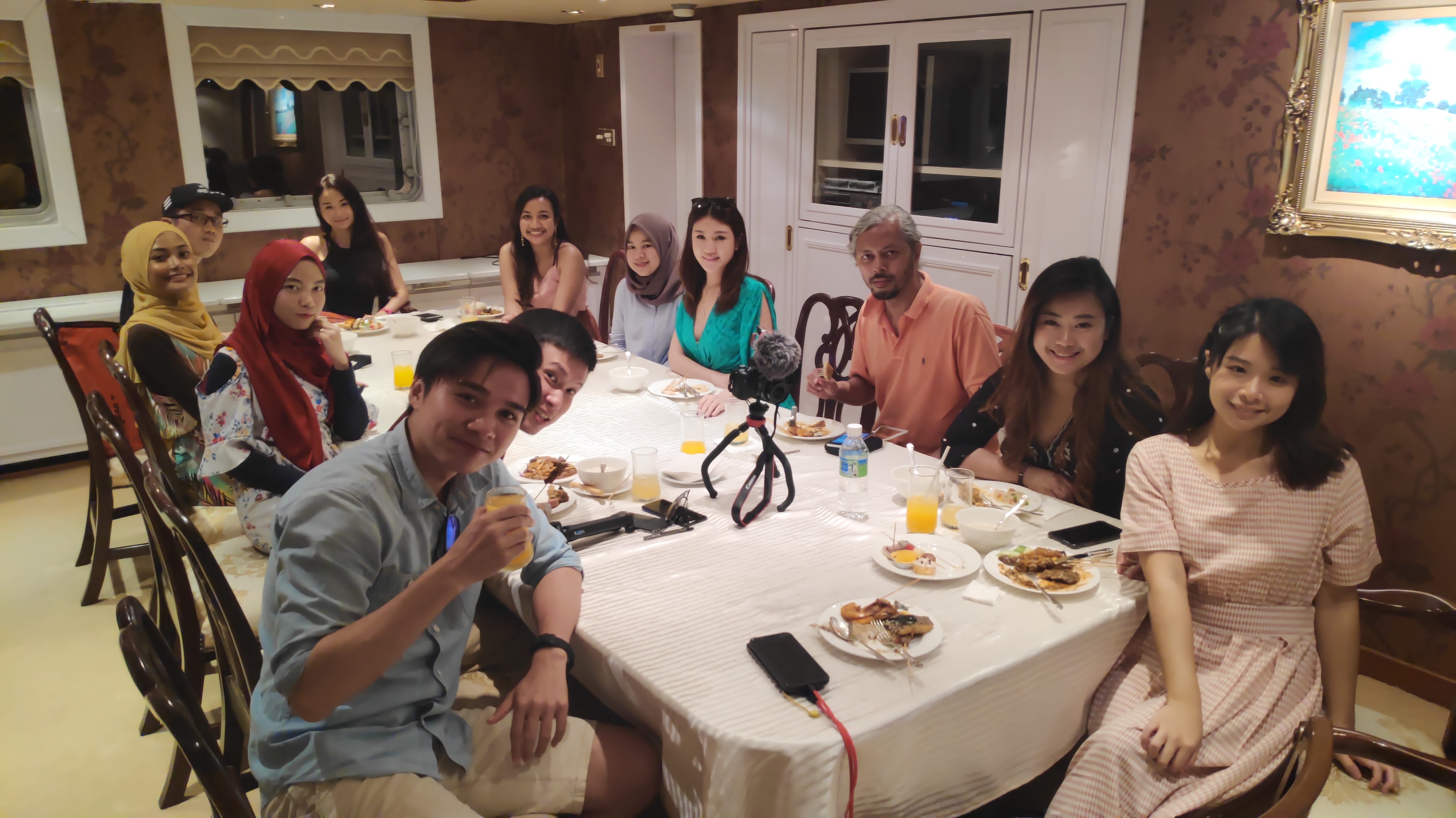 Sekumpulan makan malam atas Langkawi Lady Yacht