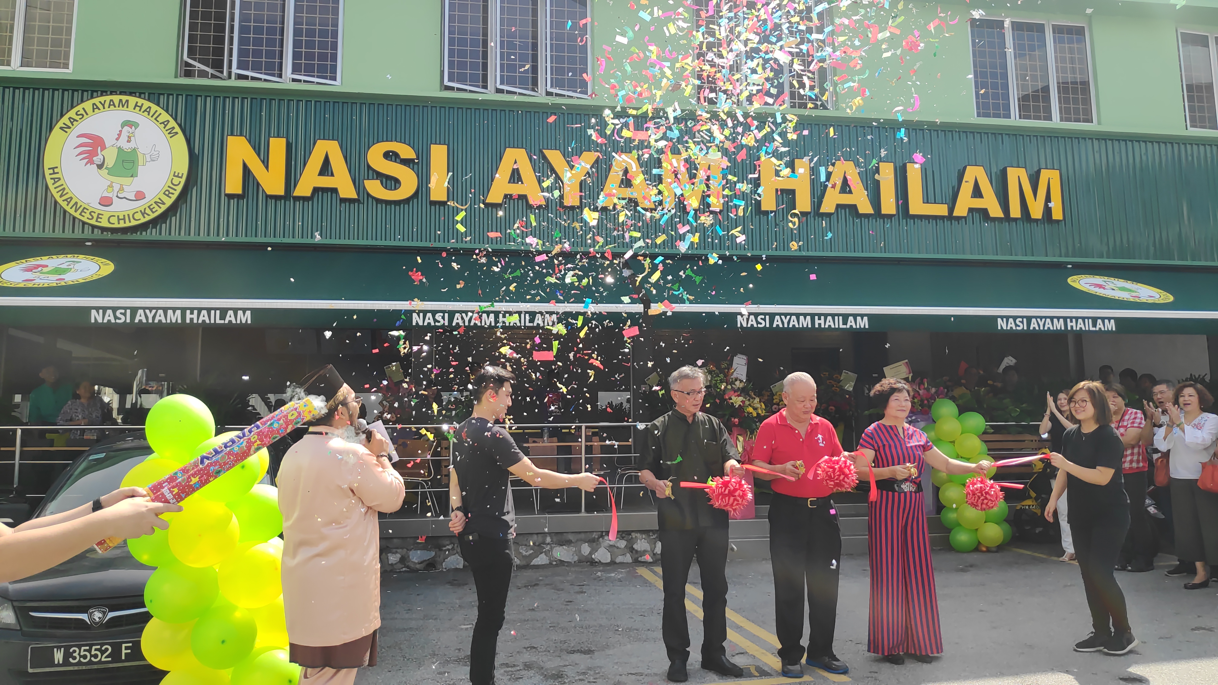 pengasas Nasi Ayam Hailam merasmikan cawangan baru di PJ New Town