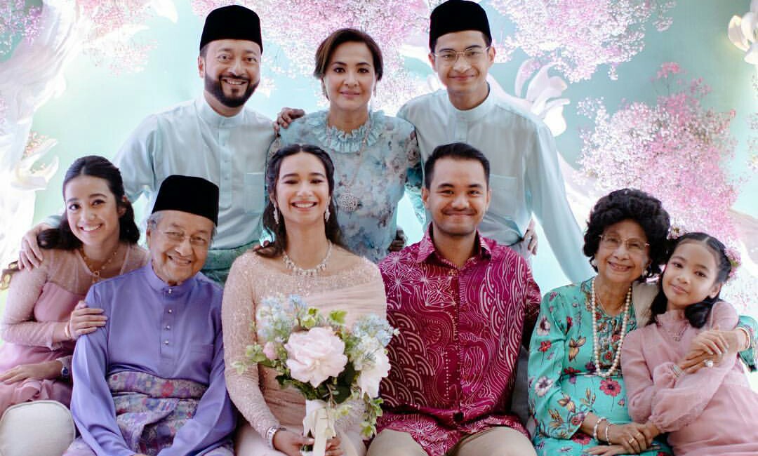 [FOTO] Sama Cantik Sama Padan! Sekitar Majlis Pertunangan Cucu Tun Mahathir, Ally Mukhriz