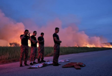 Viral Foto Bomba Solat Beralas Baju Kalis Api, 100PLUS Ajak Korang Kongsi Kisah Iktibar