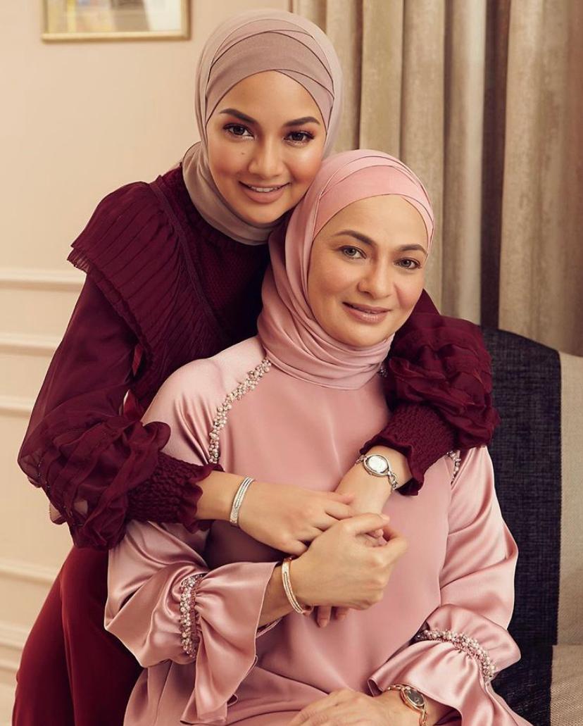 Copy Paste Neelofa Ameera Khan Kongsi Foto Throwback Ibu Buat Ramai Terkejut