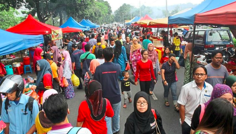 Peniaga Bazar Ramadan Guna Telefon Bimbit, Pakai Perhiasan Diri Akan Didenda