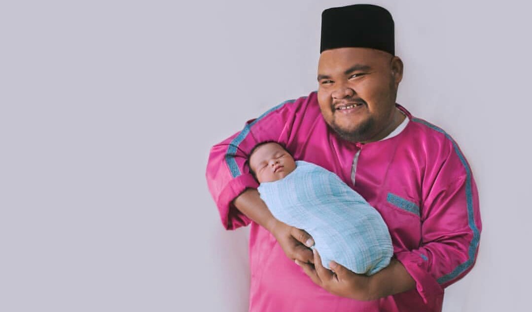 [FOTO] Abam Bocey Dedah Foto Anak, Comel Macam Bapaknya!