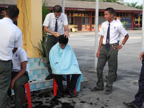 pelajar tingkatan 1 buat petisyen mahu rambut panjang