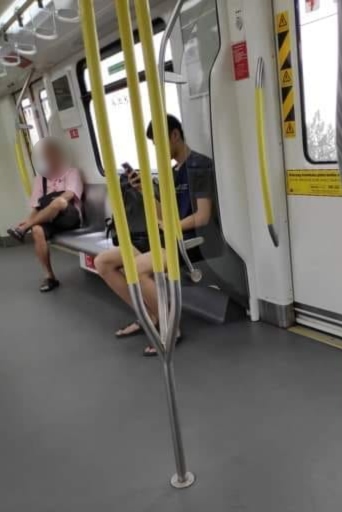 Wanita Dipukau Di LRT